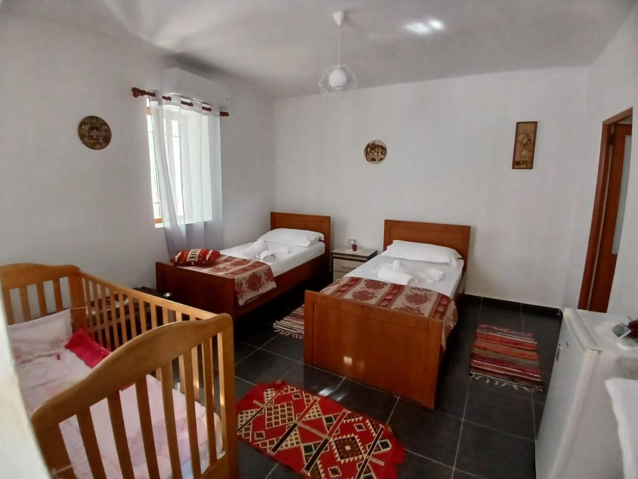 Guest House Noah&Kristel Берат Екстер'єр фото